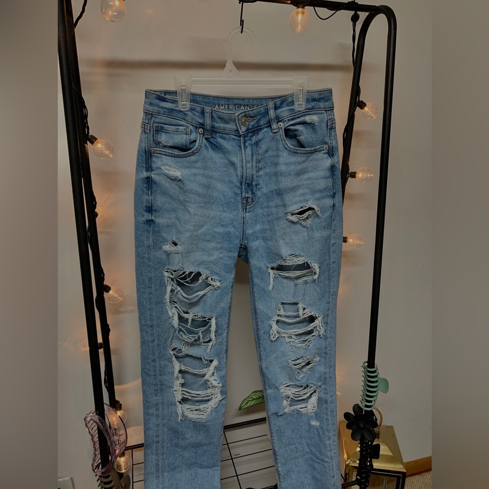 AMERICAN EAGLE women’s light blue ripped jeans